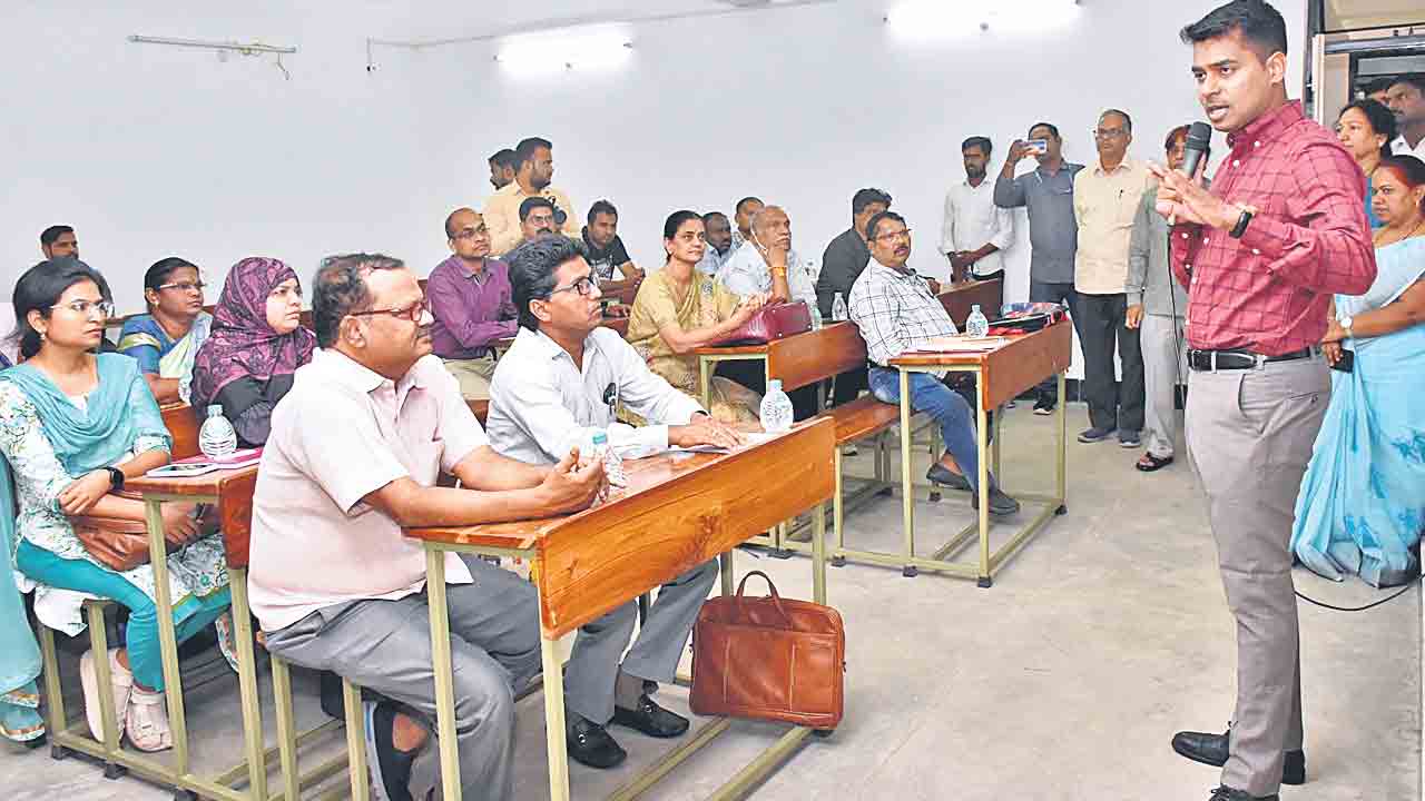 Anudeep Durishetty | శిక్షణకు రాకుంటే షోకాజ్‌ నోటీసులు: కలెక్టర్‌ అనుదీప్‌