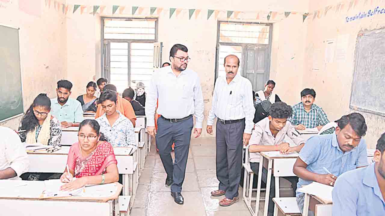 పరీక్షా కేంద్రాన్ని తనిఖీ చేసిన కలెక్టర్‌