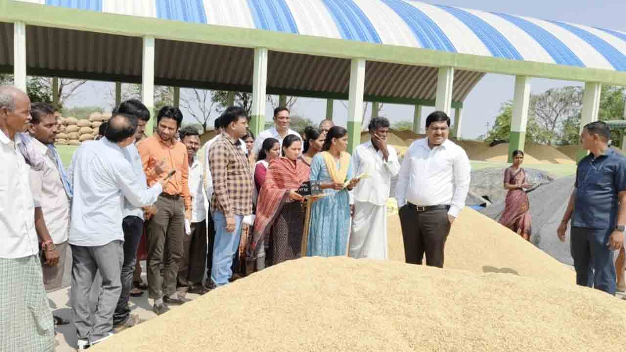 జిల్లాలో 323 ధాన్యం కొనుగోలు కేంద్రాలు