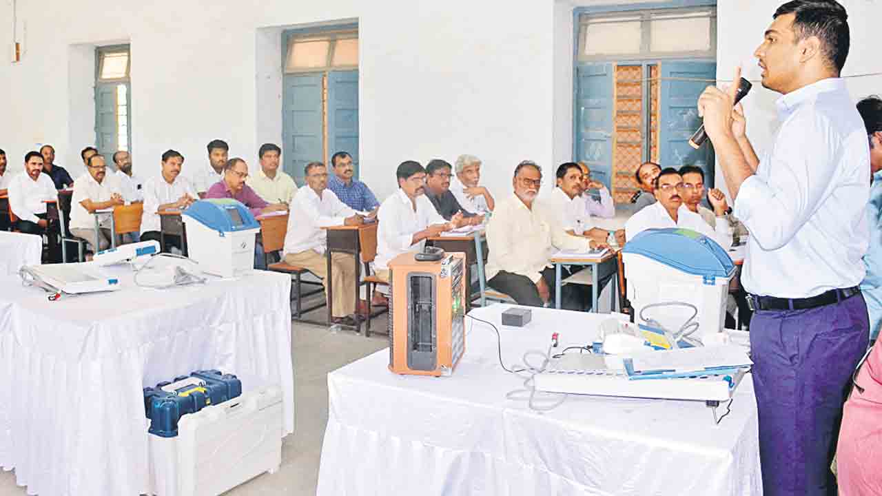పోలింగ్‌ విధులు తెలుసుకోవాలి: కలెక్టర్‌
