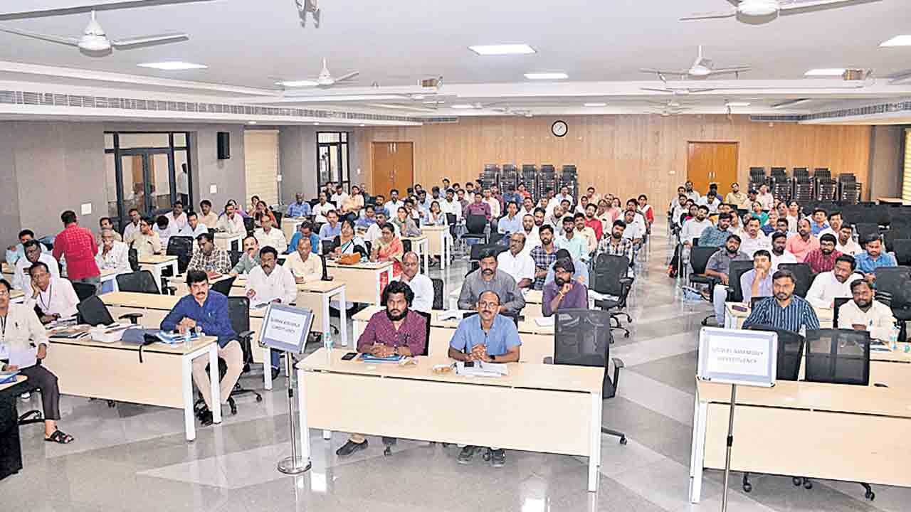 అధికారులు సమన్వయంతో పనిచేయాలి