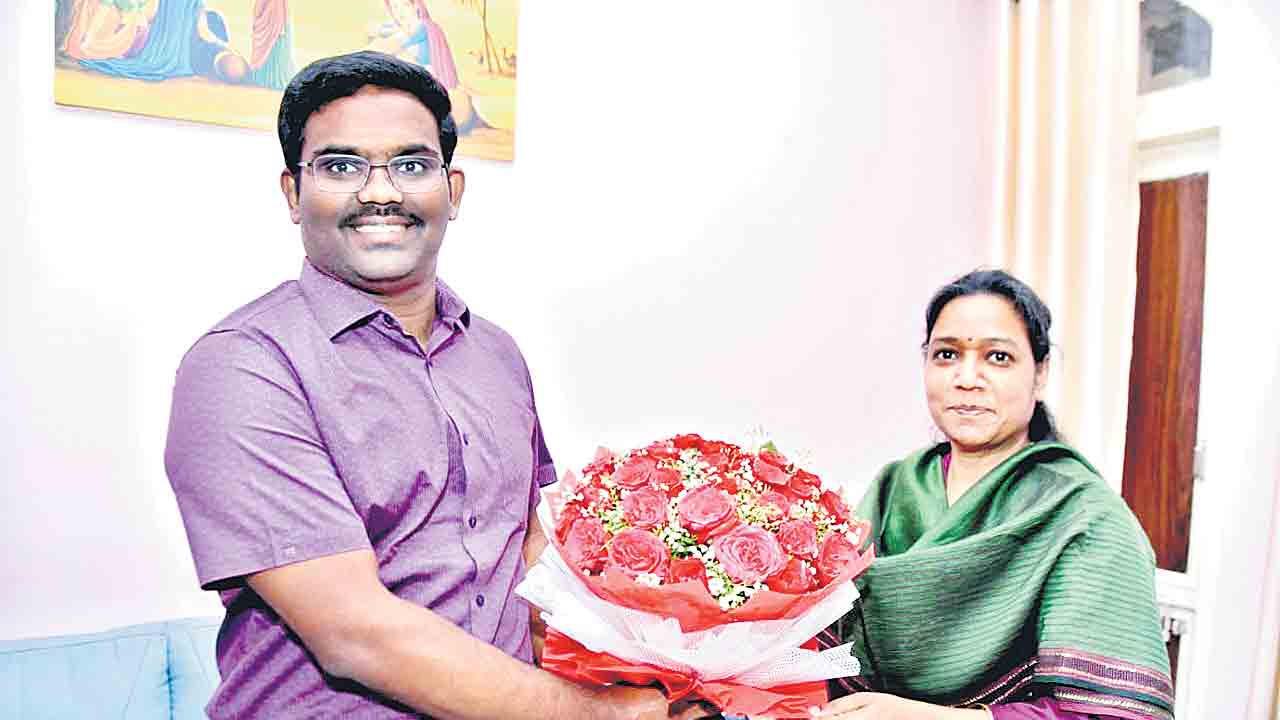 ఫిర్యాదులకు పరిశీలకులను సంప్రదించాలి