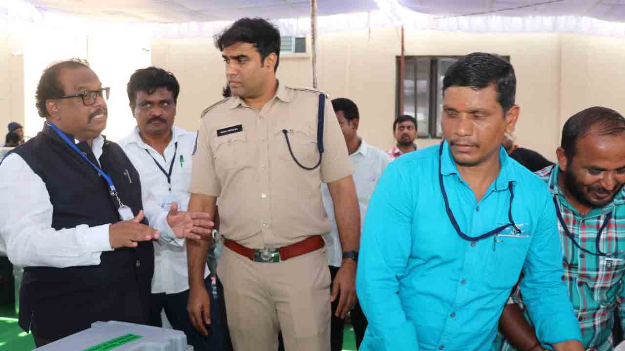 అసెంబ్లీ కేంద్రాలకు ఈవీఎంల తరలింపు