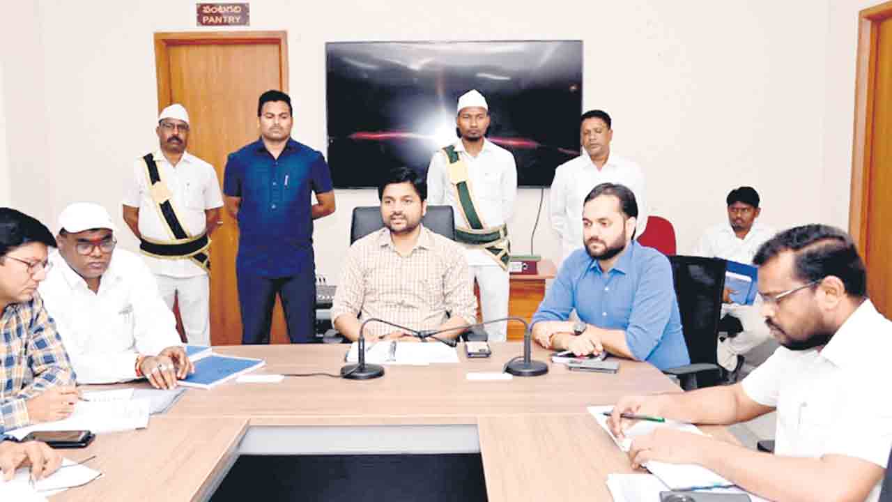 పోలింగ్‌ కేంద్రాల్లో సౌకర్యాలు కల్పించాలి