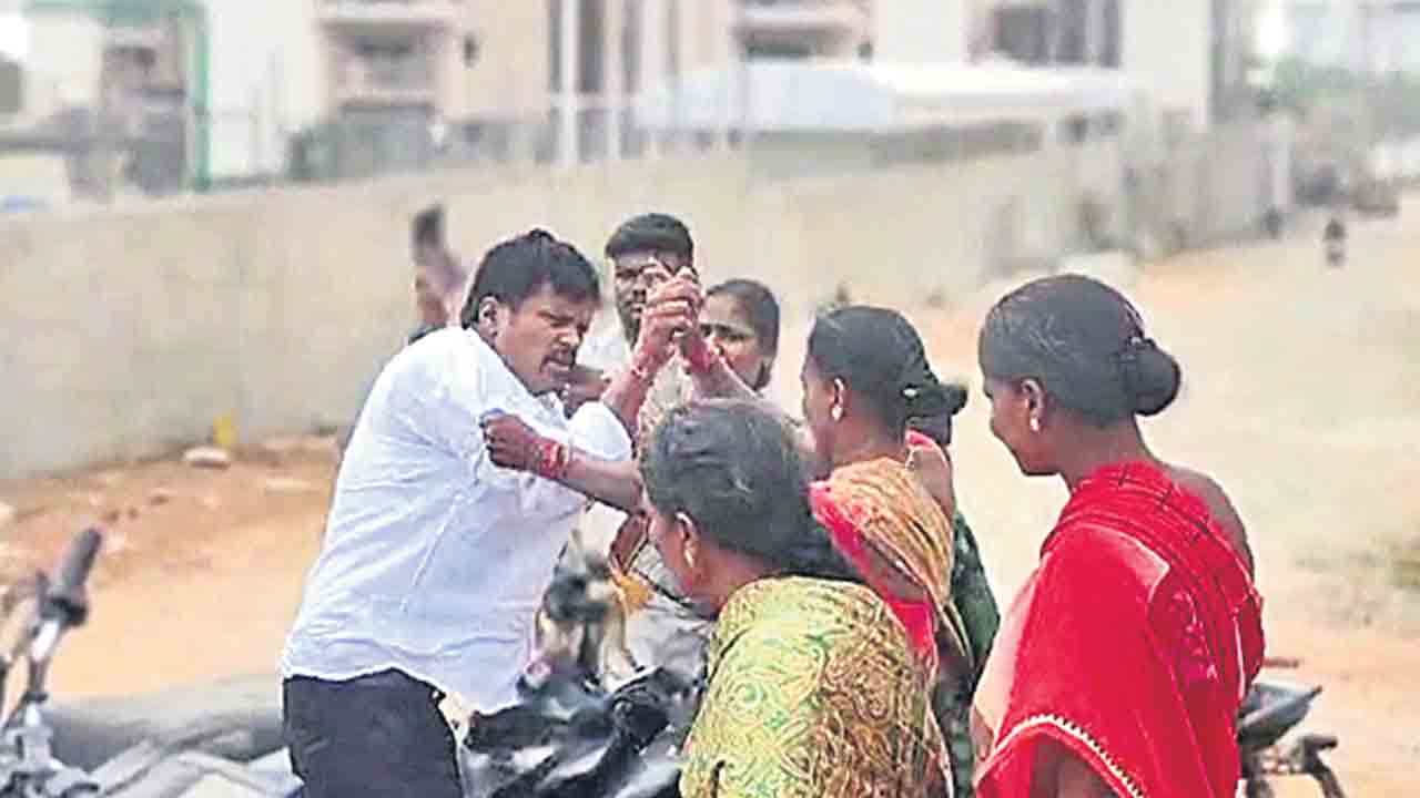 కాంగ్రెస్‌ లీడర్‌పై మహిళల దాడి