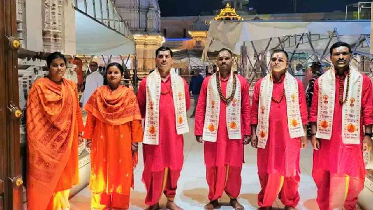 Police In Priests Attire | అర్చకుల వేషధారణలో పోలీసులు.. ఖండించిన అఖిలేష్‌ యాదవ్‌