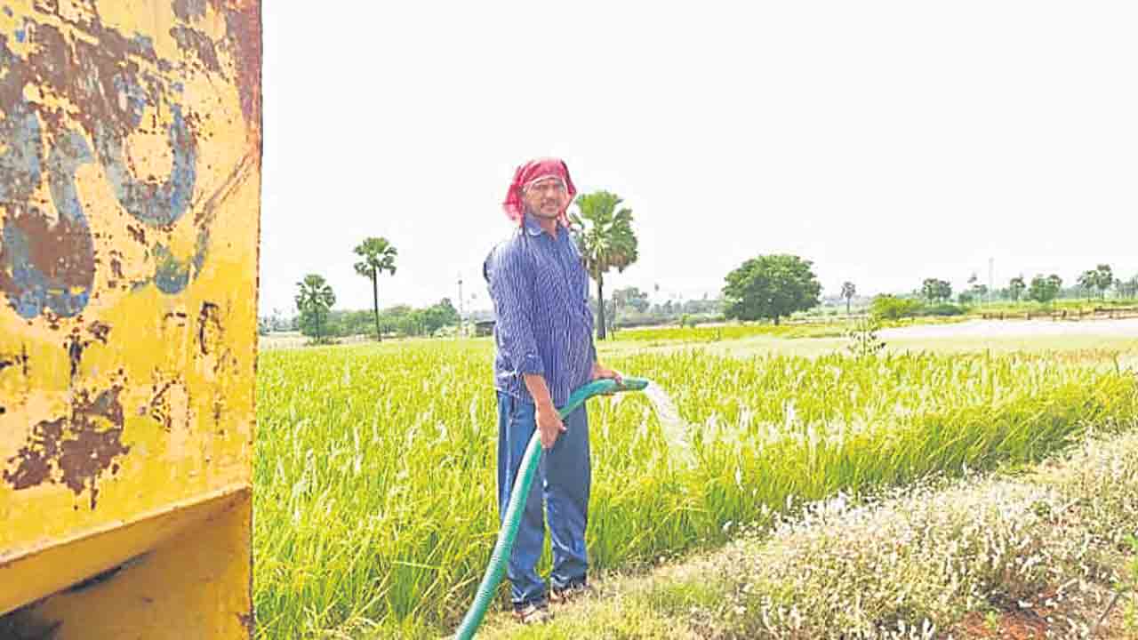 ఎండుతున్న పంటలకు ట్యాంకర్‌ నీళ్లతడి
