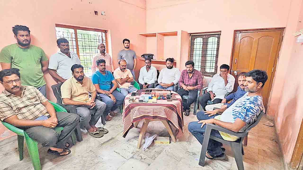 సీడ్స్‌ సైంటిస్ట్‌ గ్యాంబ్లింగ్‌.. 15 మంది అరెస్టు