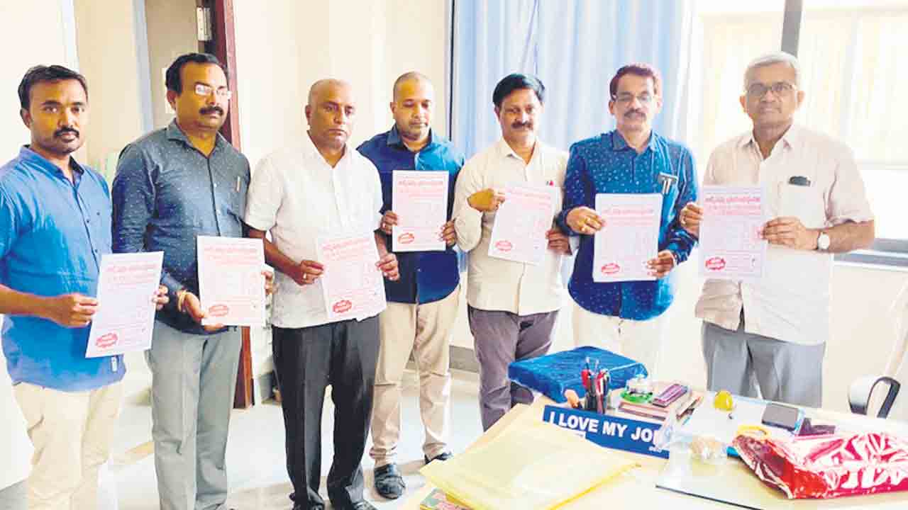 సర్కారు బడుల్లోనే చేర్పించాలి