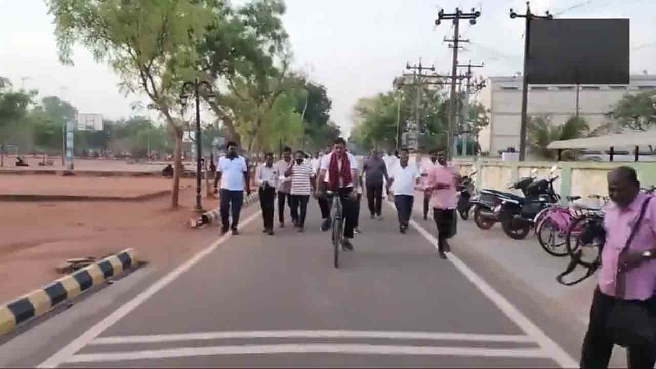 Loksabha Elections | సైకిల్‌ తొక్కుతూ.. హెర్బల్‌ జ్యూస్‌ అమ్ముతూ.. ఓట్ల కోసం ఎంపీ అభ్యర్థి పాట్లు.. Video