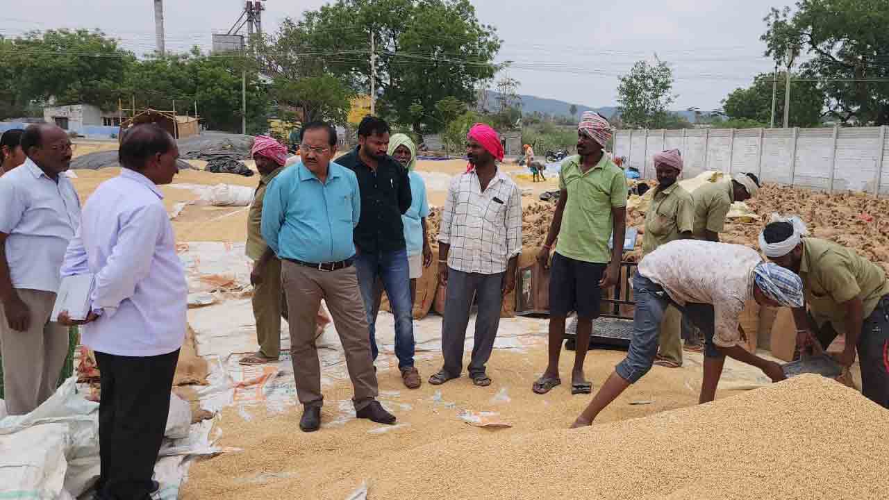 ధాన్యం కొనుగోలు కేంద్రాల్లో వసతులు కల్పించాలి