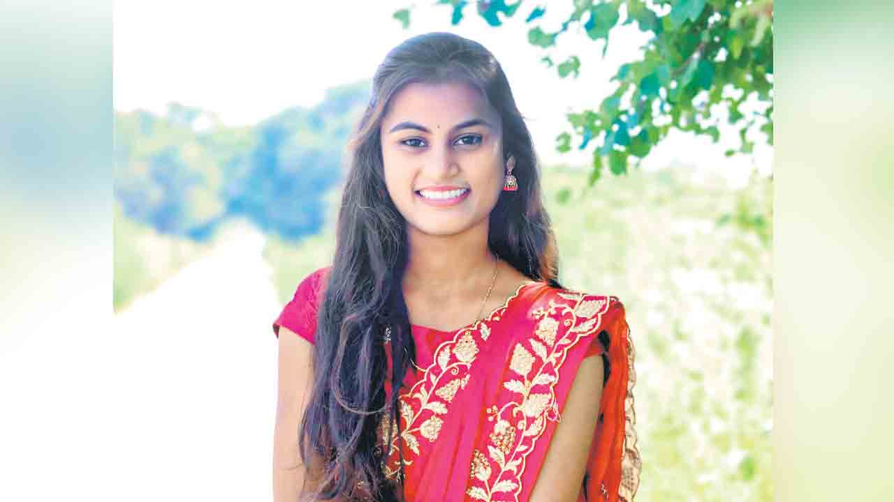 సెల్‌ఫోన్‌ కొనివ్వలేదని డిగ్రీ విద్యార్థిని ఆత్మహత్య