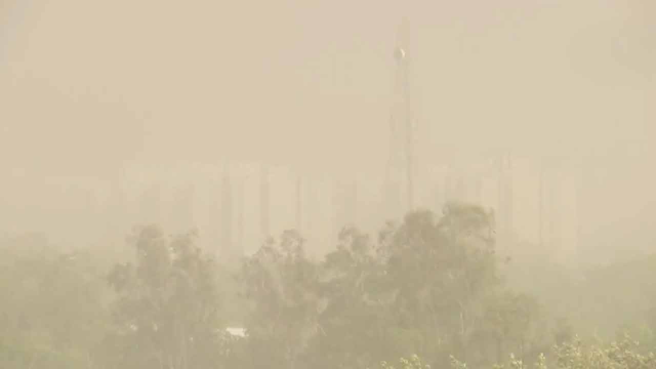 Delhi Rain | ఢిల్లీలో ఒక్కసారిగా మారిన వాతావరణం.. బలమైన ఈదురుగాలులు, వర్షం.. Videos