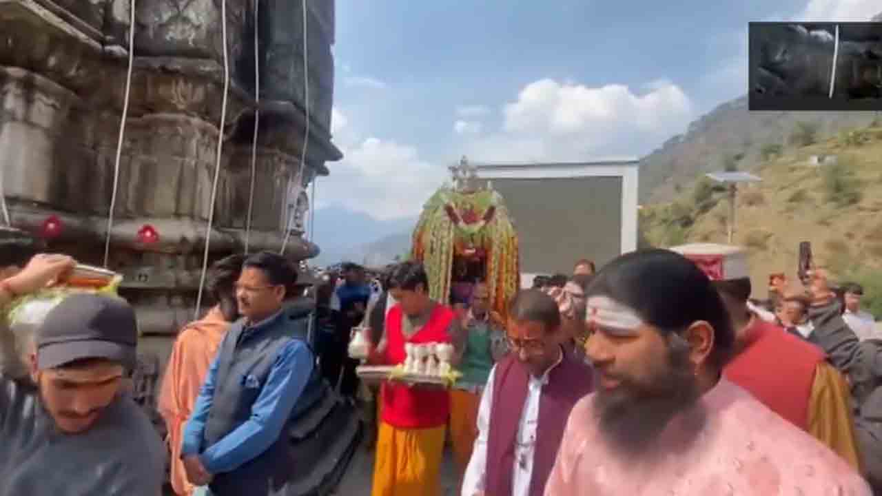 Doli utsav | ఓంకారేశ్వర ఆలయంలో పరమ శివునికి పల్లకీ సేవ.. Video