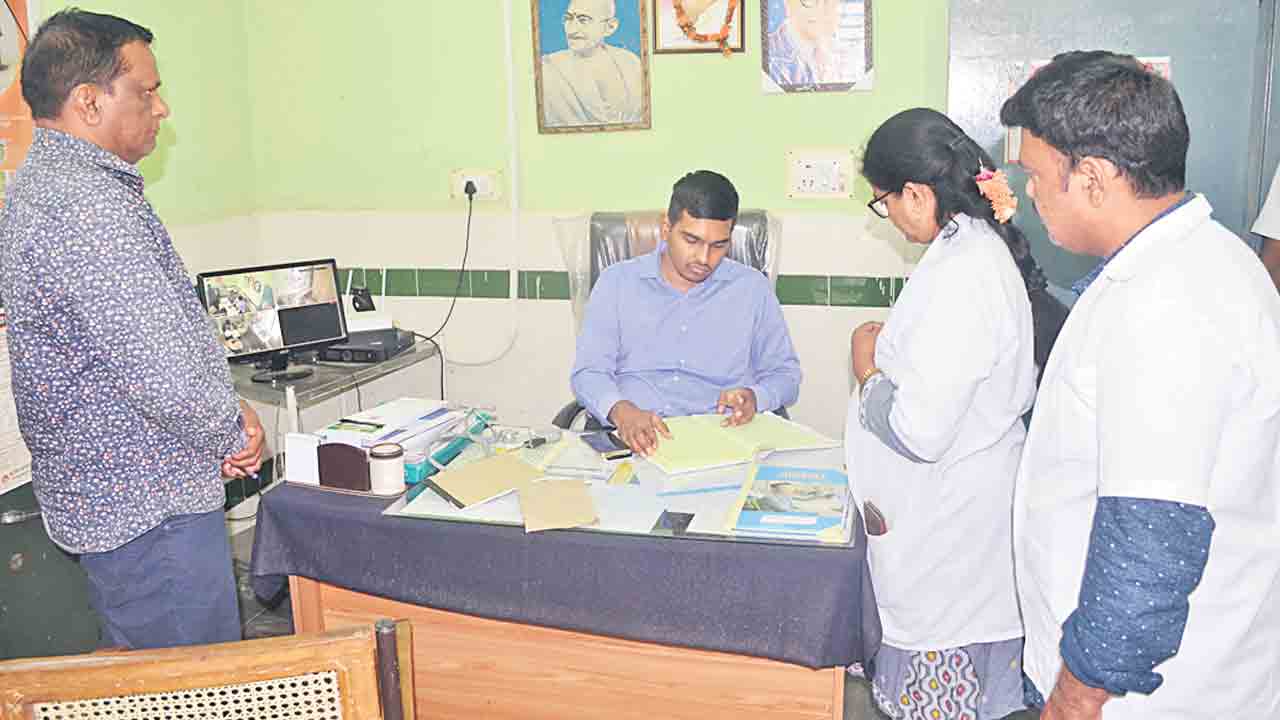 వైద్య సిబ్బంది అందుబాటులో ఉండాలి