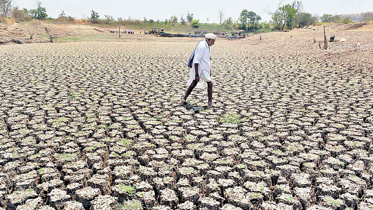 పల్లె మళ్లీ కన్నీరు పెడుతున్నది