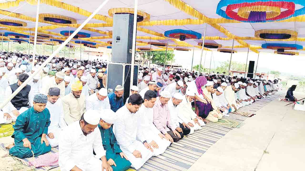 ఘనంగా ఈద్‌-ఉల్‌-ఫితర్‌