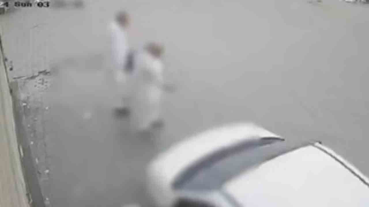 Watch: వృద్ధ దంపతులను ఢీకొట్టిన కారు.. గాల్లోకి ఎగిరిపడ్డారు