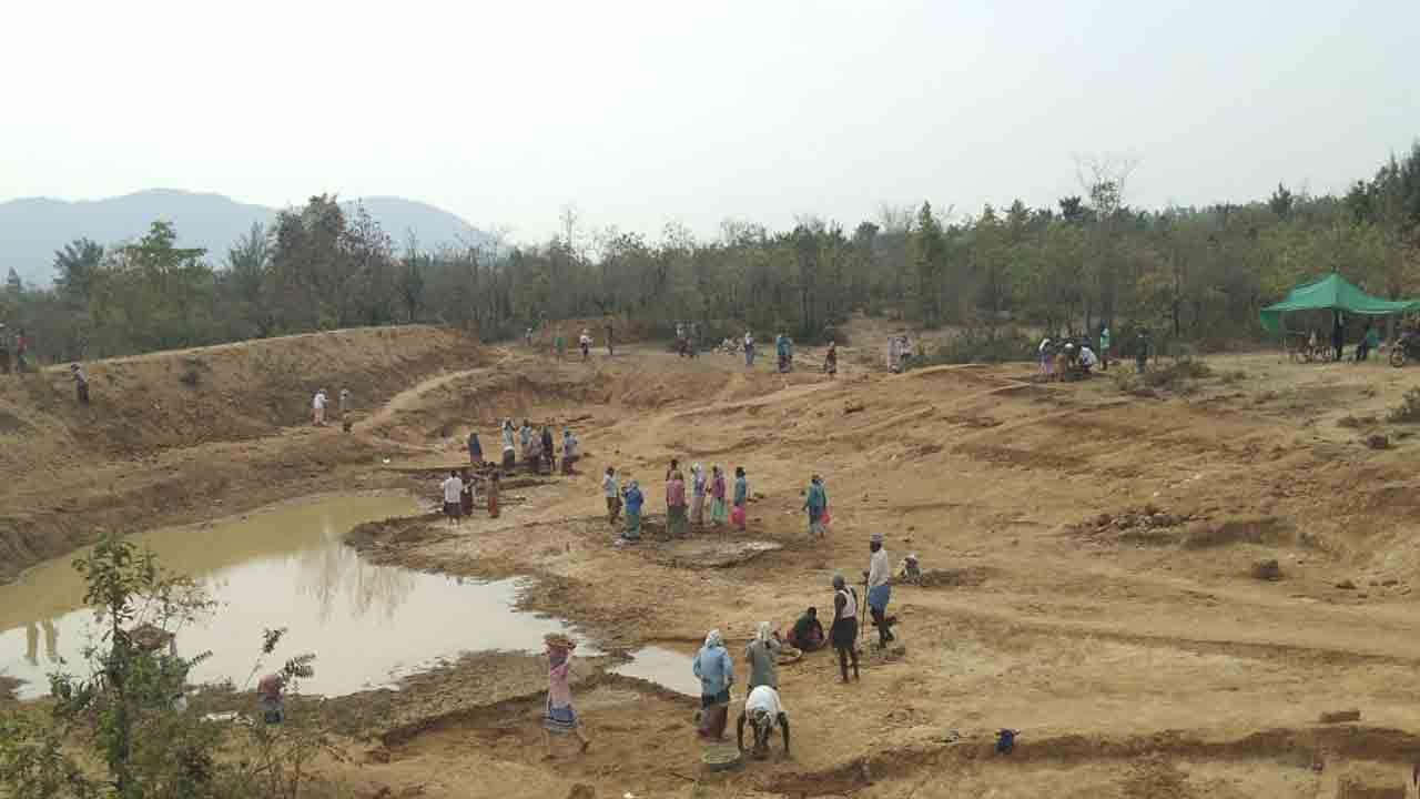 ఉపాధికి ఎసరు !