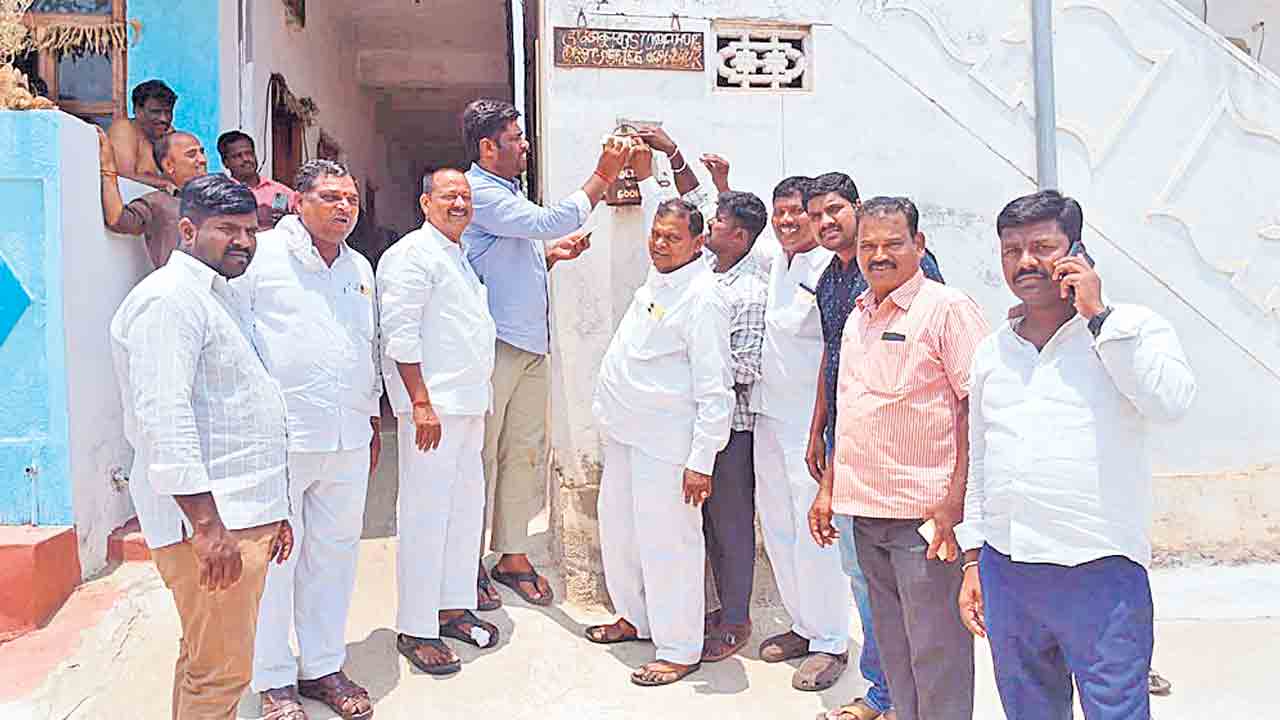 కరెంటు పోతున్నది.. పంటలు ఎండుతున్నయ్‌