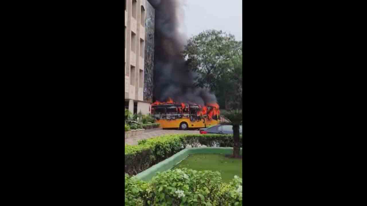 Fire accident | ప్రైవేట్‌ స్కూల్‌ బస్సులో చెలరేగిన మంటలు..Video