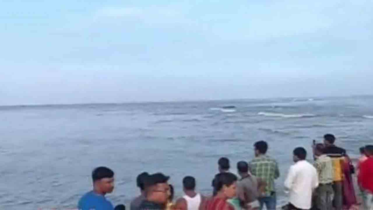 Missing | విశాఖ సముద్రంలో ఆరుగురు మత్స్యకారులు గల్లంతు