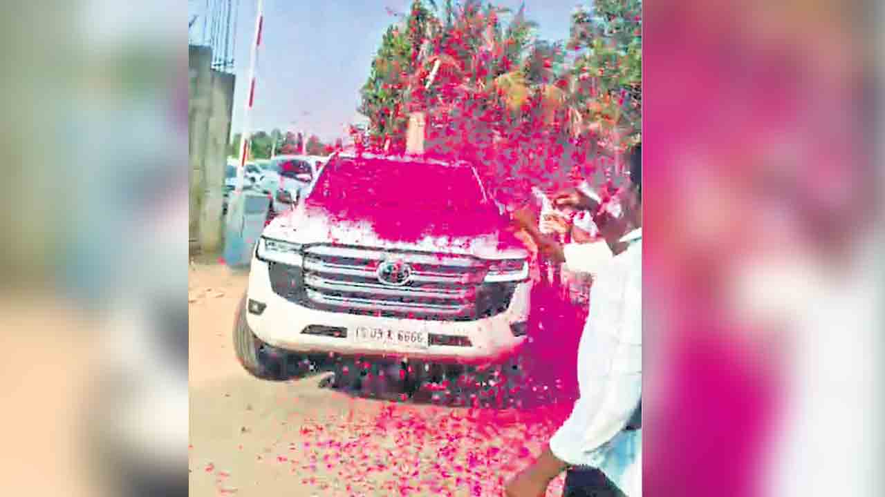కేసీఆర్ వాహనంపై పూలవర్షం