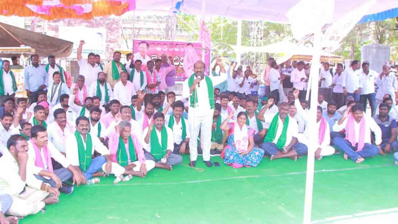 నమ్మి ఓటేసిన రైతులను నట్టేట ముంచిండ్రు