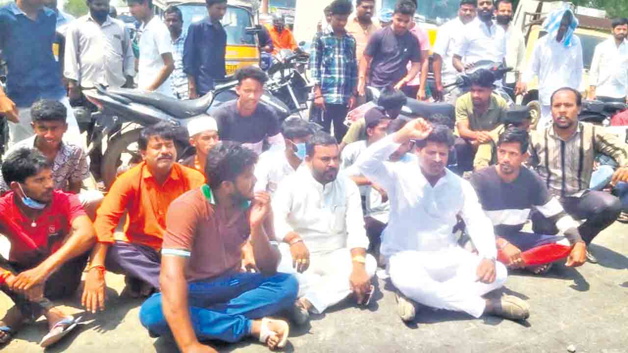 మృతుల కుటుంబాలను ఆదుకోవాలి