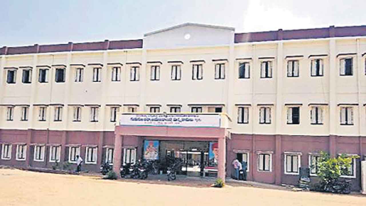 Gurukula Teachers | నైట్డ్యూటీలపై గురుకులాల్లో రచ్చ.. ఉపాధ్యాయులు, అధికారుల నడుమ వివాదం