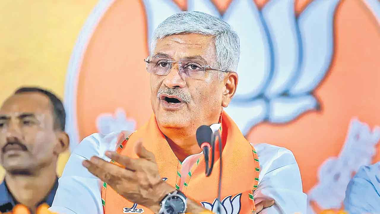 Gajendra Singh Shekhawat | రాజ్యాంగాన్ని మారిస్తే తప్పేంటి?.. అది భగవద్గీతేమీ కాదు: కేంద్రమంత్రి షెకావత్‌