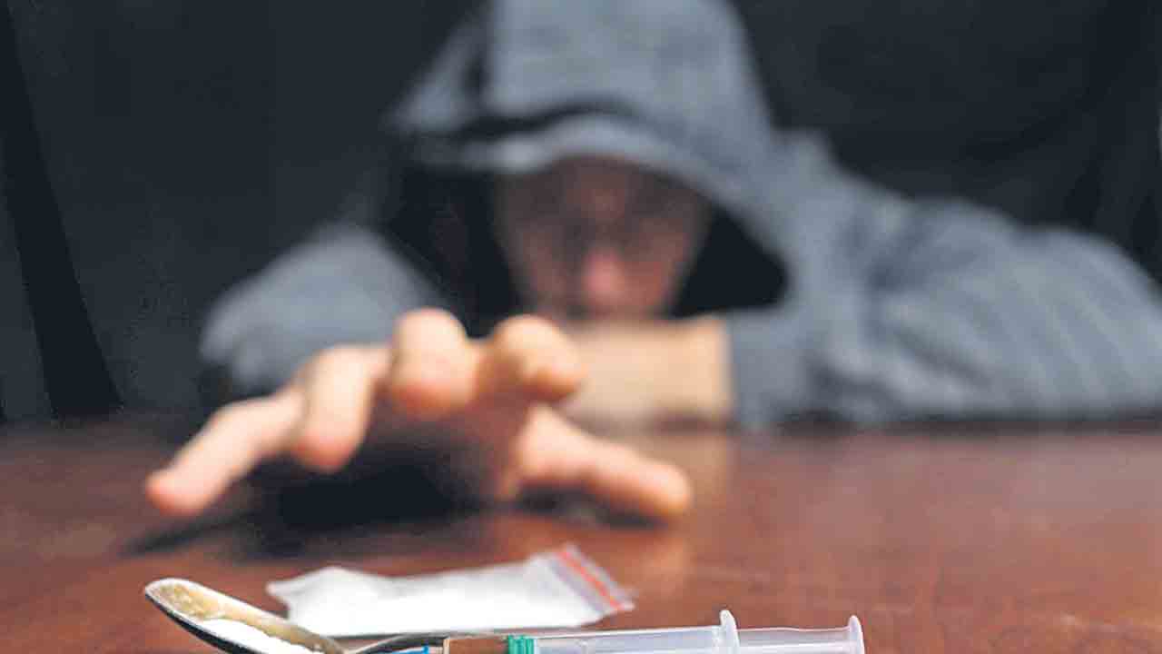 మత్తుకు యువత చిత్తు..