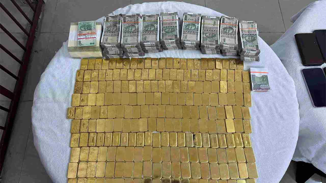 Gold seize | ఏలూరులో వాహనాల తనిఖీ.. 72 కిలోల బంగారం పట్టివేత