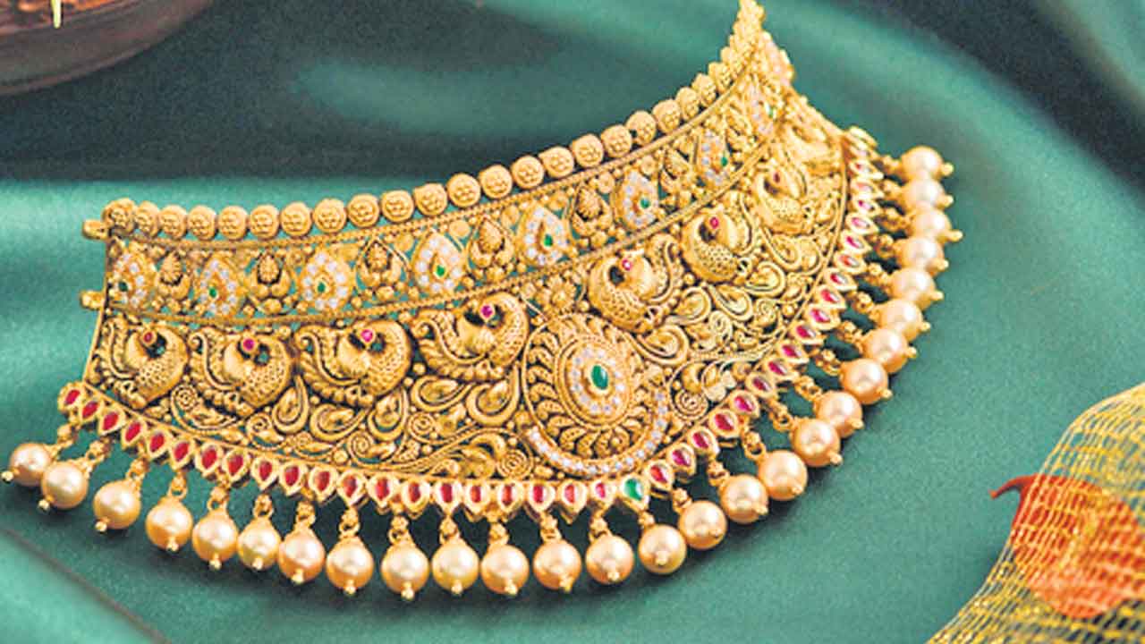 పసిడి పరుగో.. పరుగు