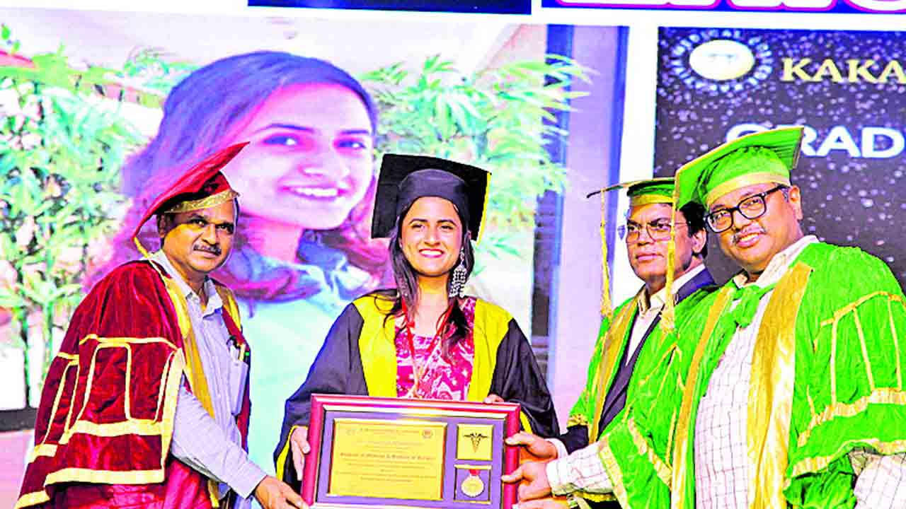 కేఎంసీలో ‘పట్టా’ సంబురాలు