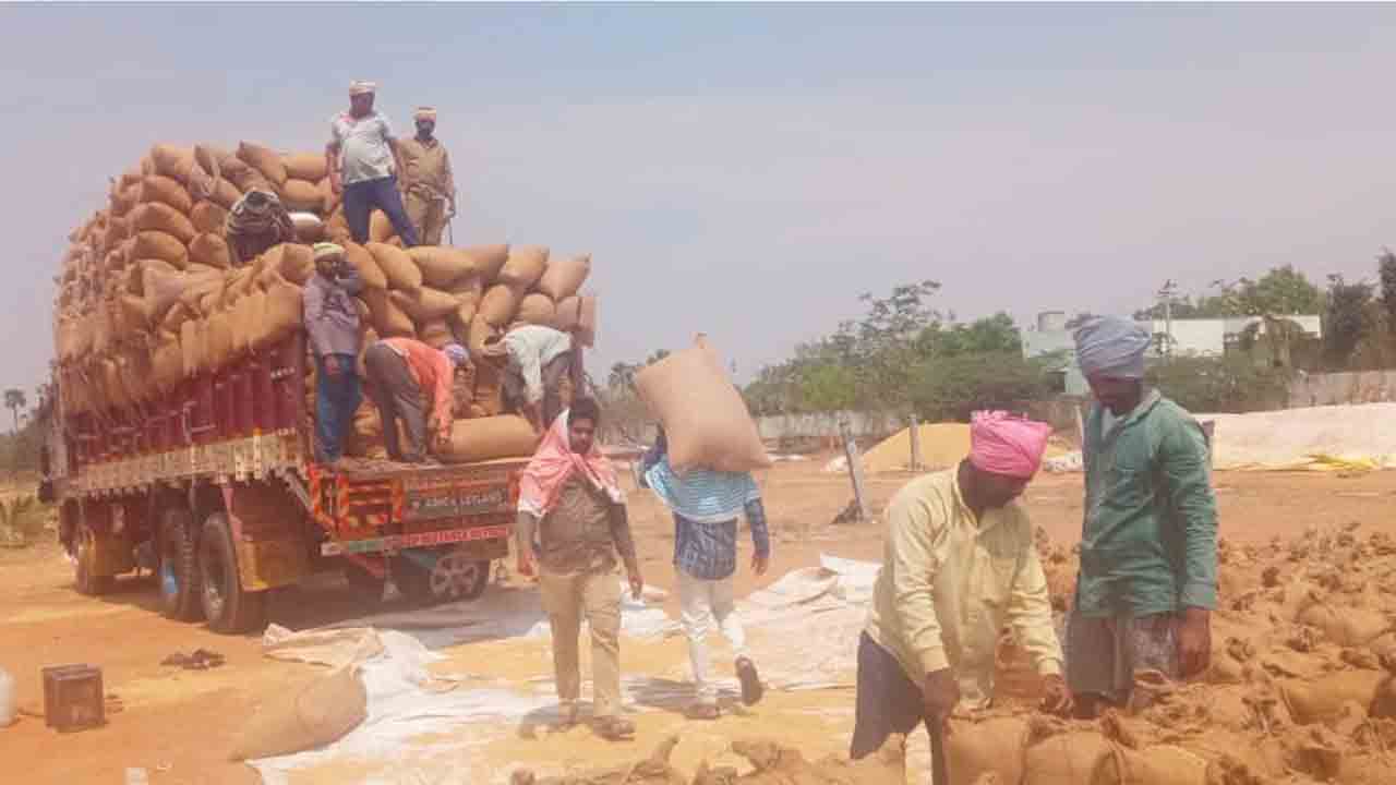 కొనుగోలు కేంద్రాల్లో తరుగు దందా