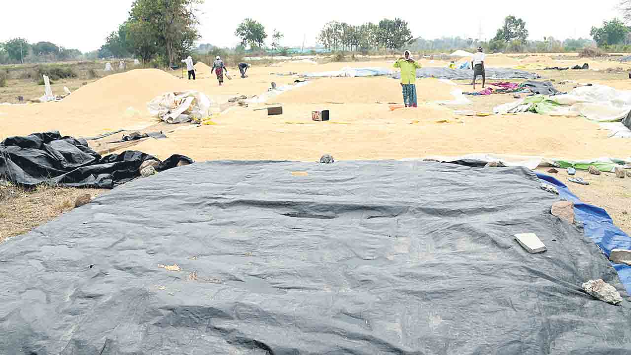 కేంద్రాల్లో ధాన్యం..కండ్లలో దైన్యం