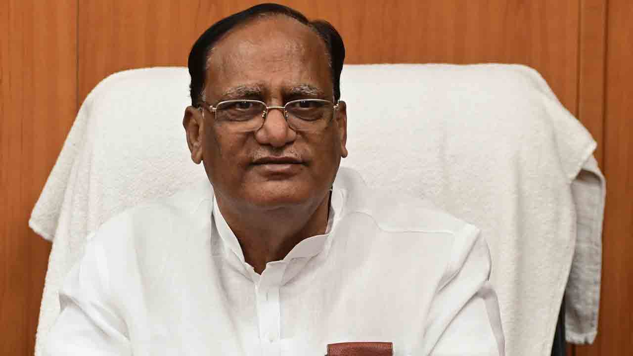 పార్టీ మారిన ఎమ్మెల్సీలను ఏం చేద్దాం?