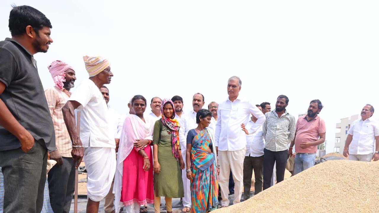 Harish Rao | రైతులు అధైర్యపడొద్దు.. తక్కువ ధరకు అమ్ముకోవద్దు : మాజీ మంత్రి హరీశ్‌రావు