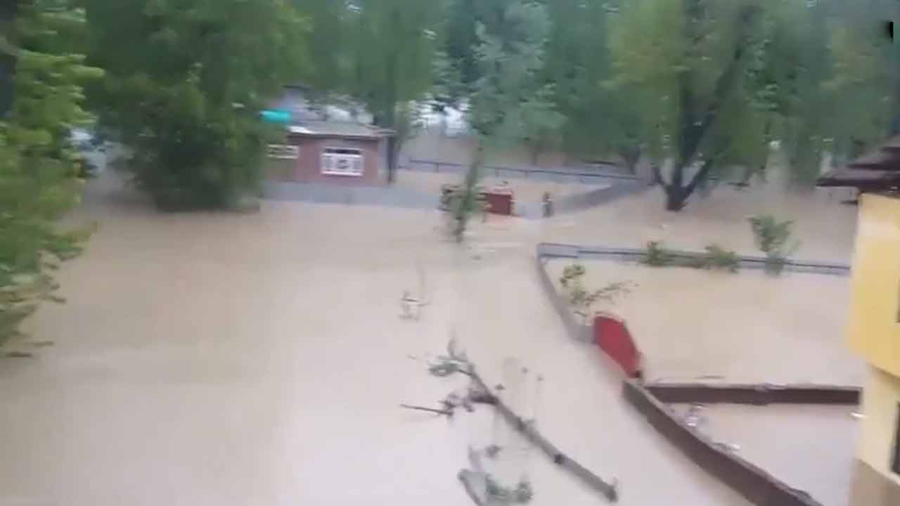 Heavy rain | కుప్వారాలో కుంభవృష్టి.. వరద గుప్పిట్లో చోగల్‌ గ్రామం.. Video