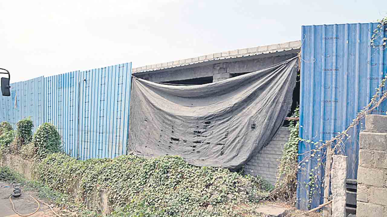 అనుమతుల్లేకుండా షెడ్లు