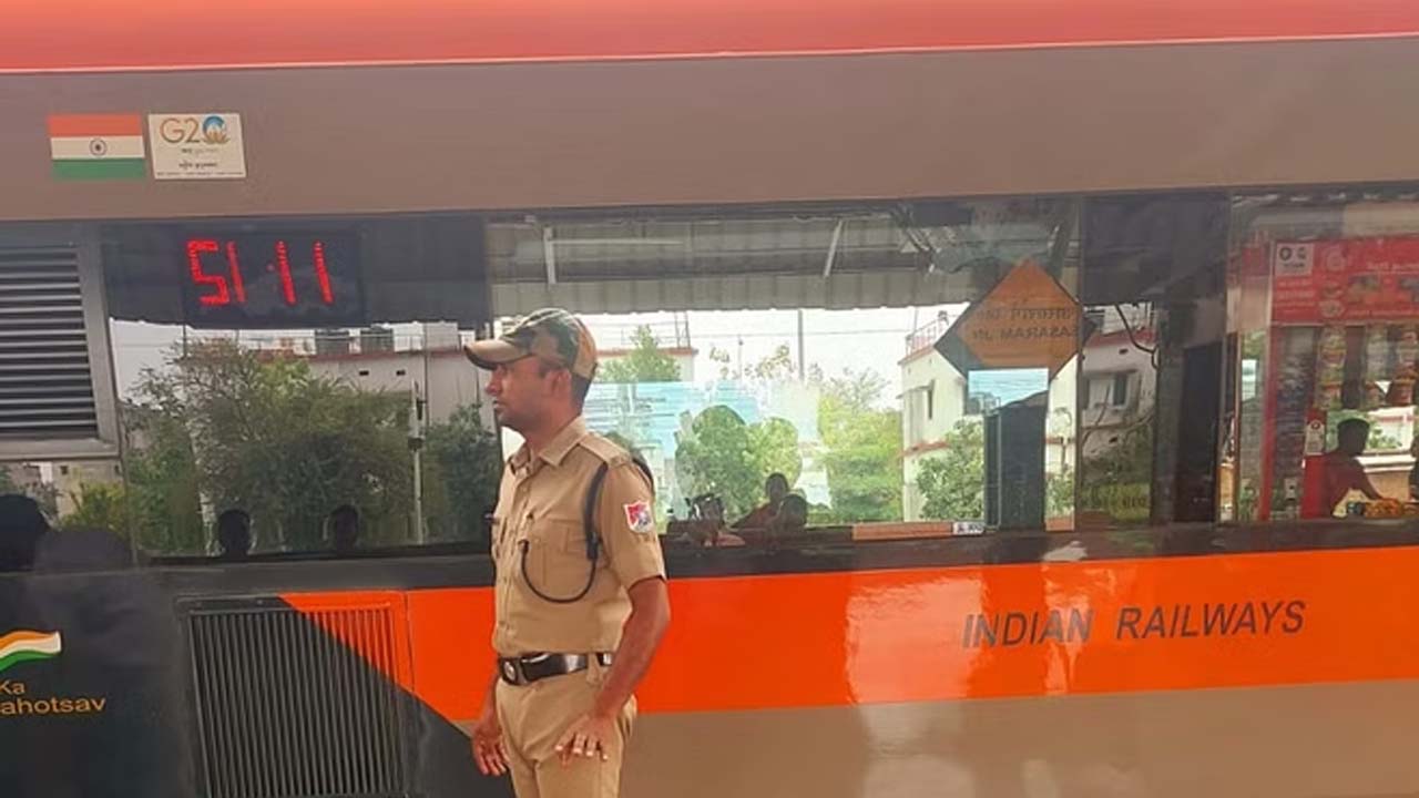 Vande Bharat | వందే భారత్ ఎక్స్ప్రెస్పై మరోసారి రాళ్ల దాడి.. తప్పిన ప్రమాదం