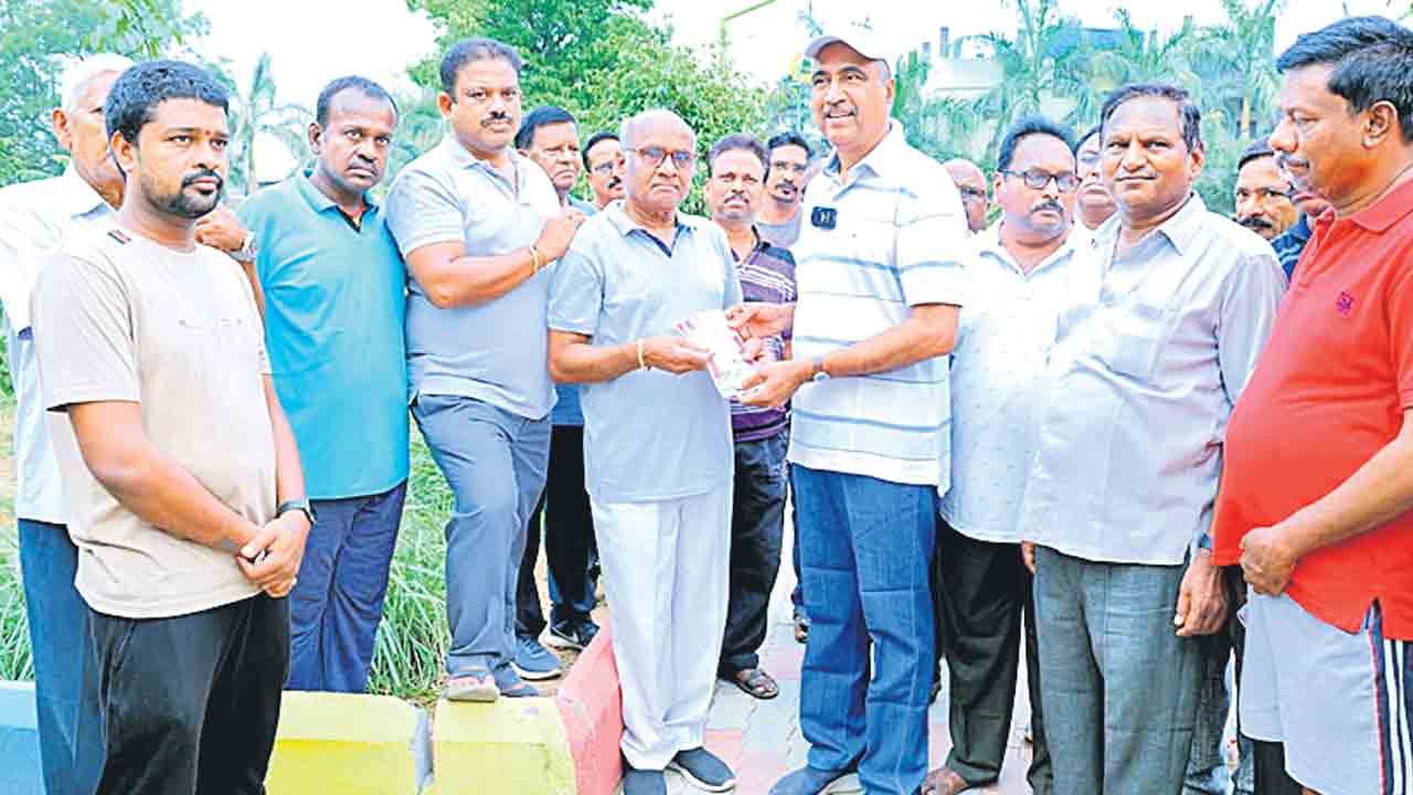 క్రికెట్‌ ఆడి.. జిమ్‌ చేస్తూ