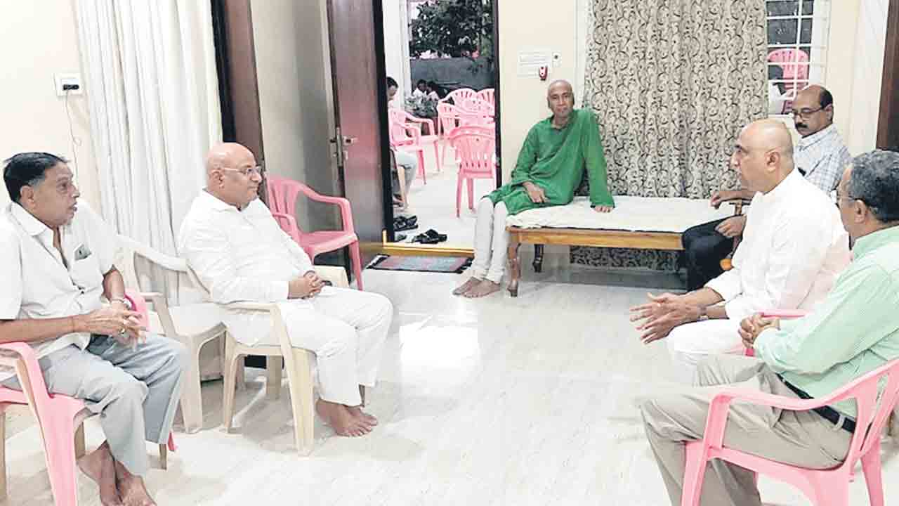 సంజయ్‌కు ఎంపీ దామోదర్‌రావు పరామర్శ