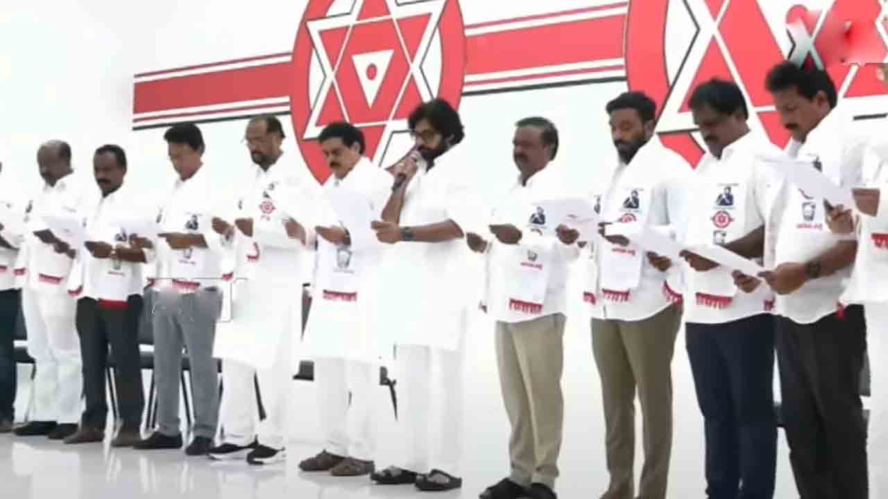 B Forms | జనసేన అభ్యర్థులకు బీ ఫారాలు అందజేసిన పవన్‌కల్యాణ్‌