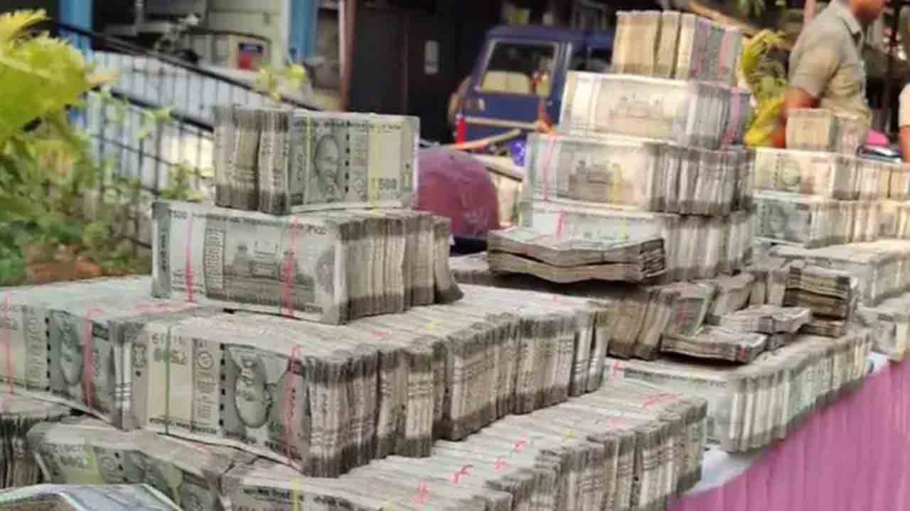 Jewellery | కర్ణాటకలో భారీగా పట్టుబడిన బంగారం, నగదు.. వీడియో