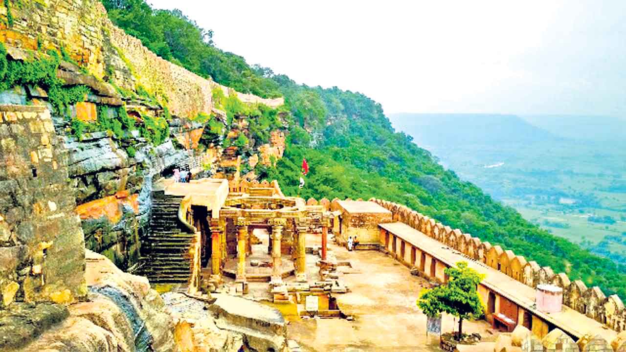 షేర్షా కలింజర్‌ కోటను ఆక్రమించిన సంవత్సరం?