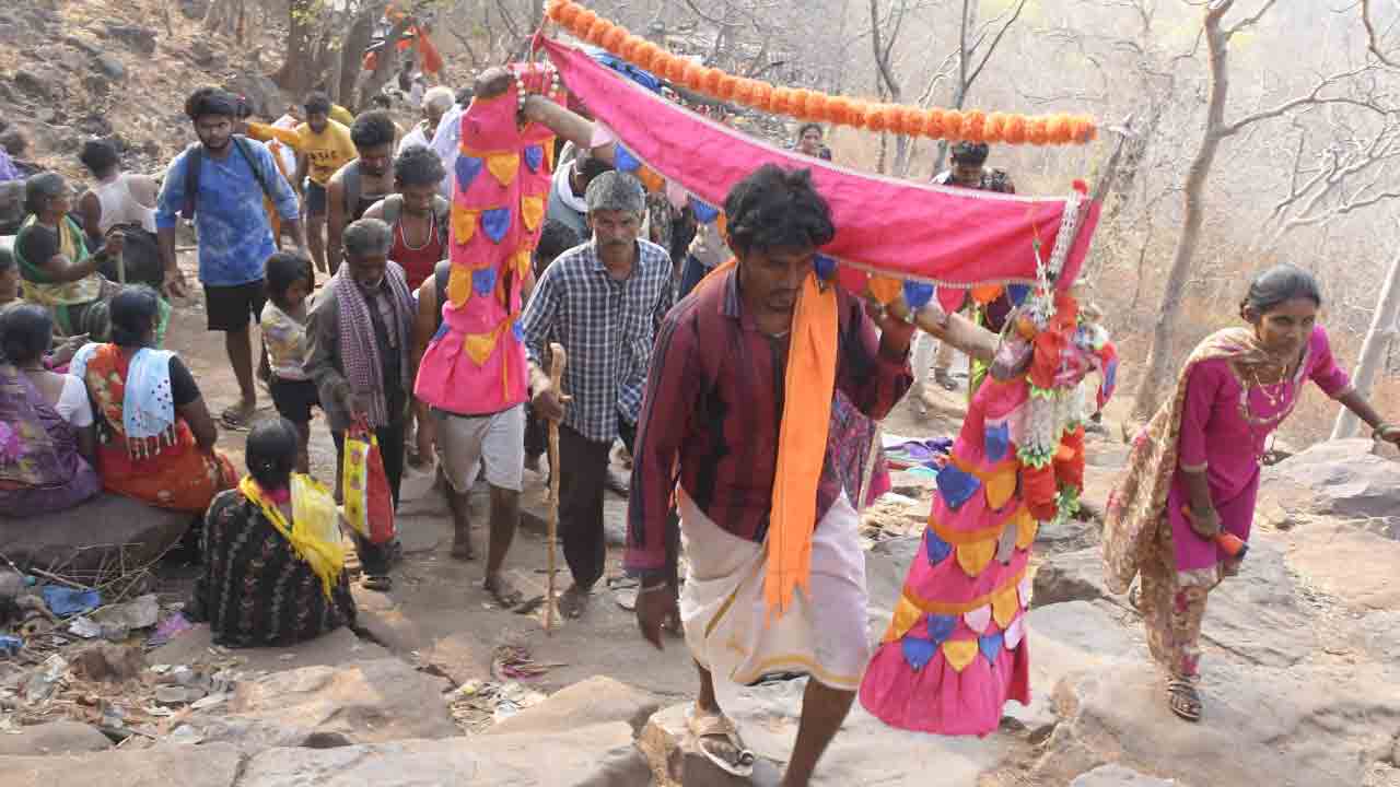 Srisailam | భక్తులతో కిక్కిరిసిన శ్రీగిరి .. తరలి వస్తున్న కన్నడిగులు..!