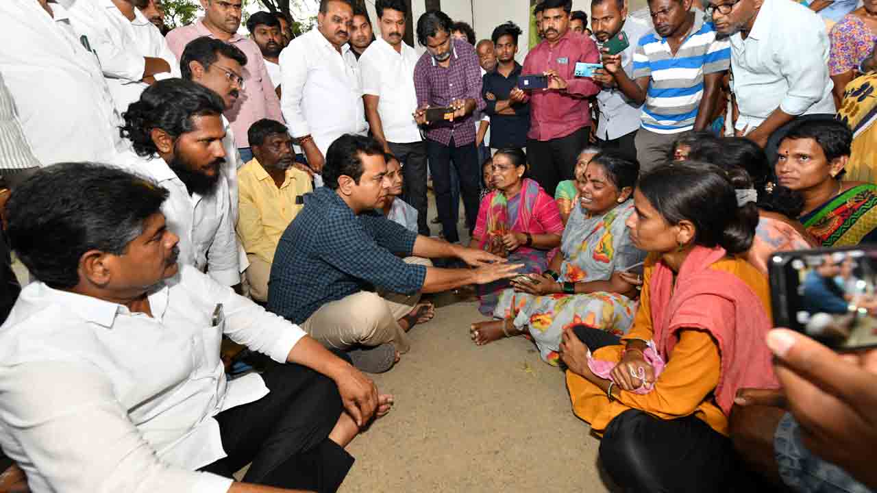 KTR | వస్త్ర పరిశ్రమ సంక్షోభంపై ప్రభుత్వం స్పందించాలి.. నేతన్నలకు ఉపాధి చూపాలి: కేటీఆర్‌