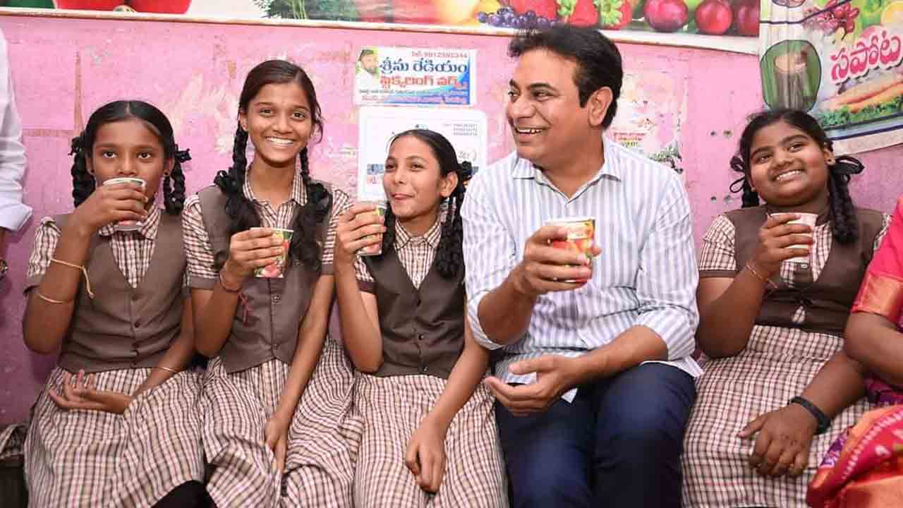 KTR | ఎండ వేడిమికి రిఫ్రెష్‌.. పాఠశాల పిల్లలతో కలిసి ఫ్రూట్‌ జ్యూస్‌ తాగిన కేటీఆర్